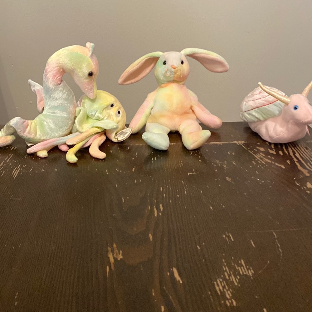 A bundle of rainbow Bennie baby’s